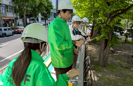 YOSAKOIソーラン祭りで活動するスタッフの写真