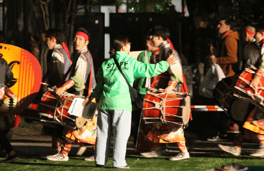 YOSAKOIソーラン祭りで活動するスタッフの写真