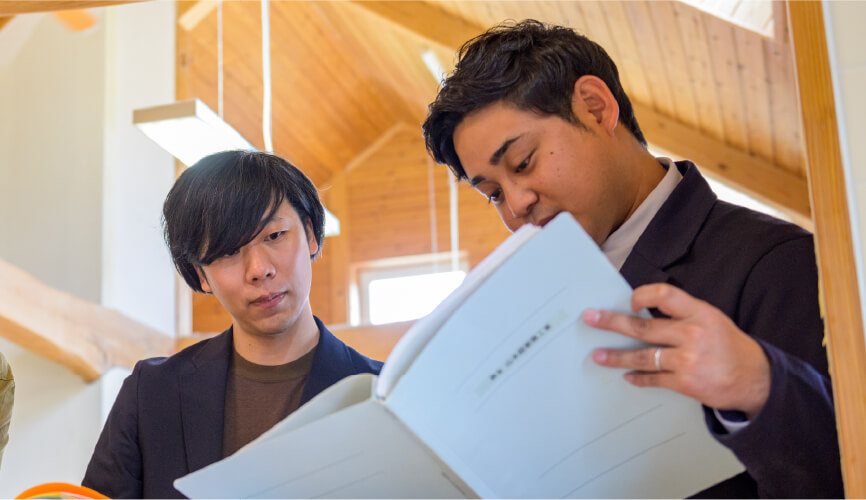 2人の男性職員の写真